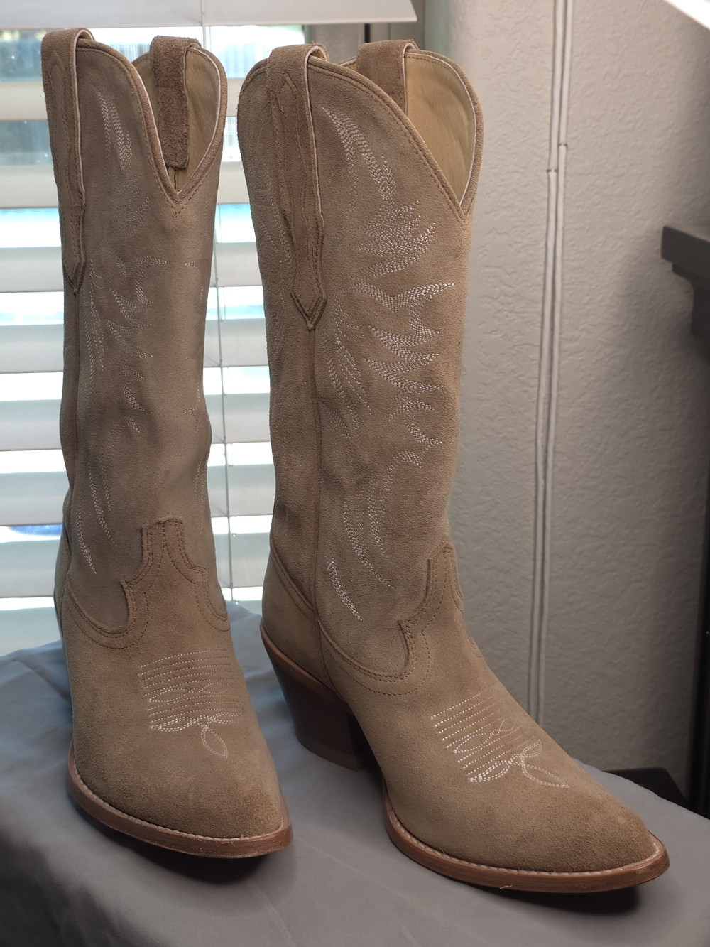 Idyllwind by Miranda Lambert Tan Suede Western Boots Size 7.5 — Worn Once